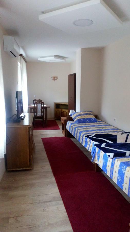 Guest House Green View Pirot Exteriör bild